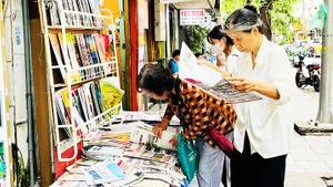 Đọc báo giấy vẫn là thói quen hằng ngày của nhiều người.