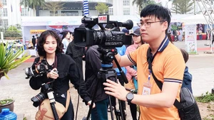 Nhà báo Trần Viết Dư (báo Nam Định) trong quá trình tác nghiệp đa phương tiện, đa nền tảng.