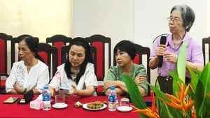 Nhà văn Lê Phương Liên phát biểu ý kiến tại tọa đàm.