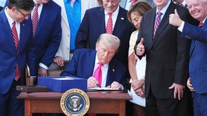 Tổng thống D.Trump ký ban hành một chính sách thuế mới. Ảnh: CNN