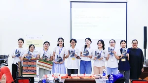 Ba nhóm đề án xuất sắc nhất chương trình “Đào tạo lãnh đạo trẻ Hội An” khóa đầu tiên. Ảnh: QUỲNH NHƯ