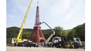 Mô hình tháp Eiffel khổng lồ