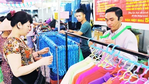 Cần phải có chính sách hỗ trợ hộ kinh doanh cá thể chuyển sang loại hình doanh nghiệp. Ảnh: SONG ANH