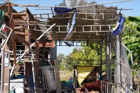 Nhà dân ở tỉnh Oddar Meanchey (Campuchia) bị phá hủy trong xung đột biên giới giữa Thái Lan và Campuchia, ngày 20/12/2025. (Ảnh: THX/TTXVN)