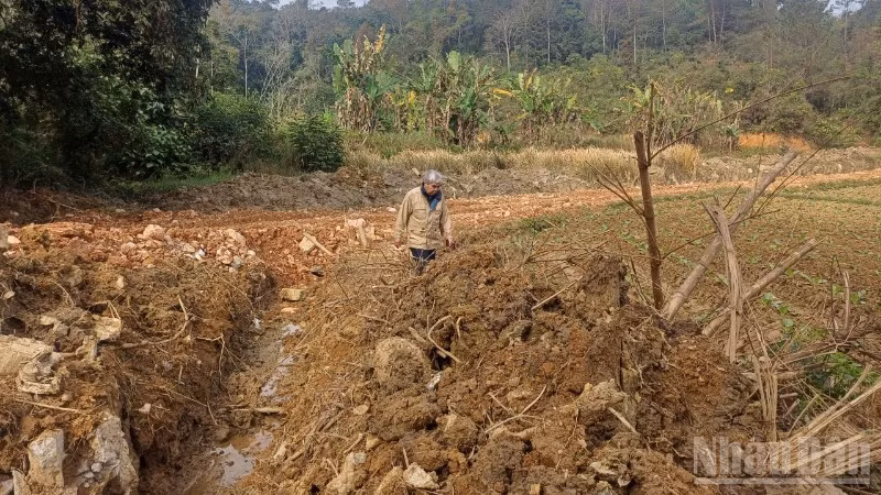 Sáng 9/1, tại hiện trường, phóng viên Báo Nhân Dân thấy vắng bóng nhân lực và thiết bị của đơn vị thi công.