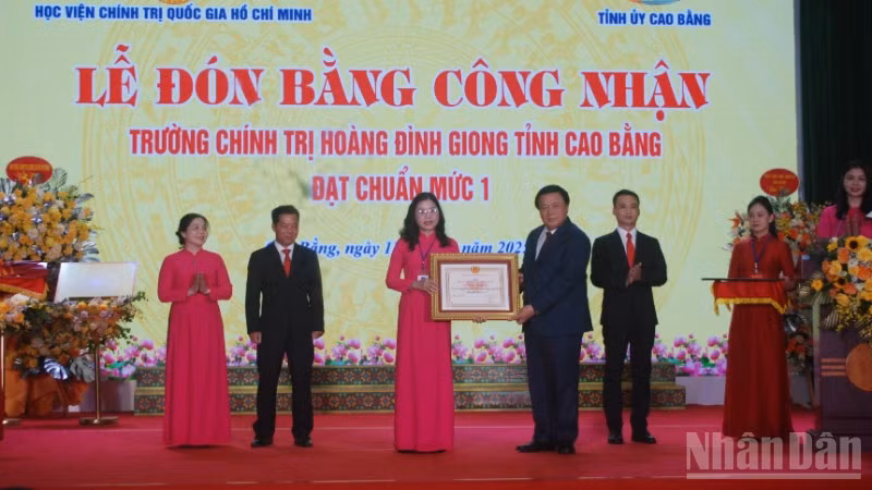 Đồng chí Nguyễn Xuân Thắng trao Bằng công nhận Trường chính trị Hoàng Đình Giong, tỉnh Cao Bằng, đạt chuẩn mức độ 1.