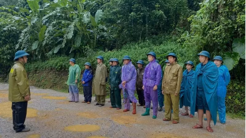 Triển khai lực lượng tìm kiếm nạn nhân mất tích do lũ quét. Ảnh: Bộ Chỉ huy Quân sự tỉnh Cao Bằng.