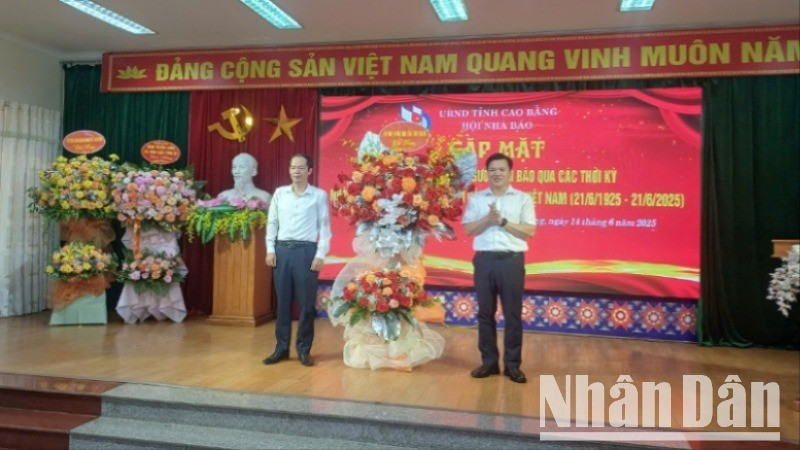 Lãnh đạo Ủy ban nhân dân tỉnh Cao Bằng tặng hoa chúc mừng các thế hệ người làm báo tỉnh Cao Bằng.
