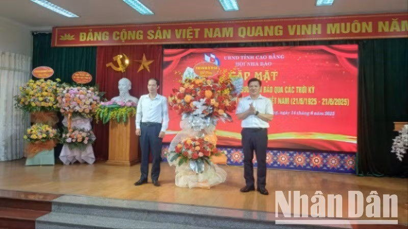 Lãnh đạo Ủy ban nhân dân tỉnh Cao Bằng tặng hoa chúc mừng các thế hệ người làm báo tỉnh Cao Bằng.