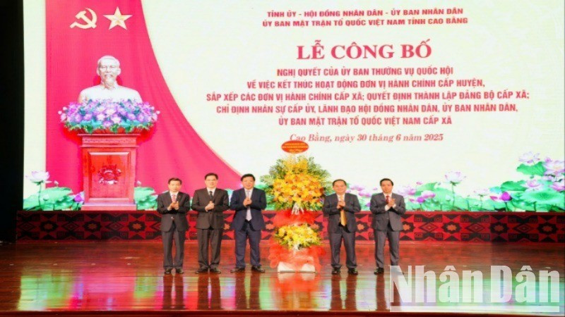 Bộ trưởng Xây dựng Trần Hồng Minh tặng hoa chúc mừng kết quả sắp xếp đơn vị hành chính tại tỉnh Cao Bằng. z6755927090924-bbb054e1a1ace01b06711ebf72f9e5cb-5534-6967.jpg