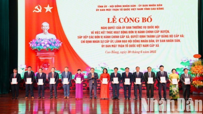 Bí thư Tỉnh ủy Cao Bằng Quản Minh Cường trao quyết định cho các Bí thư Đảng ủy xã, phường sau sắp xếp. z6755821686081-a7148aeb1152842ab54a68f01c7d761a-3674-1287.jpg