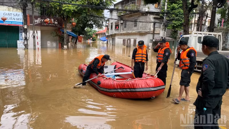 Lực lượng Công an tỉnh Cao Bằng sẵn sàng phương tiện vận chuyển nhu yếu phẩm, tiếp tế cho người dân.