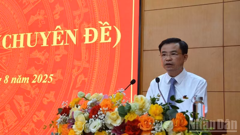 Đồng chí Bế Thanh Tịnh, Chủ tịch Hội đồng nhân dân tỉnh Cao Bằng phát biểu ý kiến tại kỳ họp.