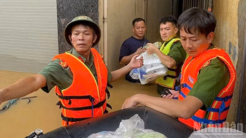 Lực lượng Công an tiếp tế thực phẩm cho người dân.