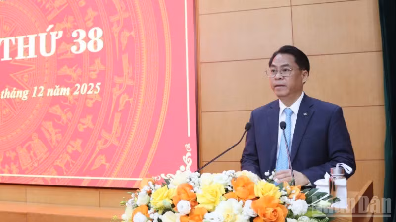 Đồng chí Phan Thăng An, Bí thư Tỉnh ủy Cao Bằng phát biểu ý kiến tại kỳ họp.