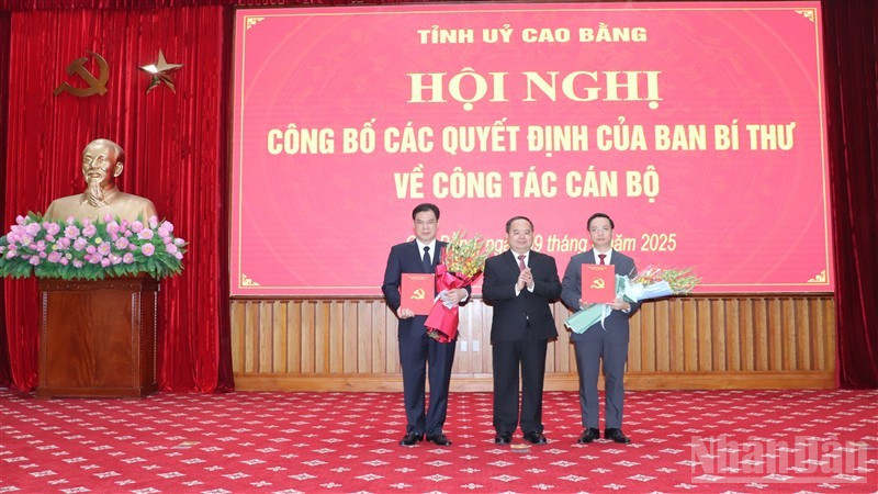 Đồng chí Quản Minh Cường, Bí thư Tỉnh ủy Cao Bằng trao quyết định của Ban Bí thư cho 2 đồng chí tân Phó Bí thư Tỉnh ủy Cao Bằng. ndo_br_img-9683-800-x-450.jpg