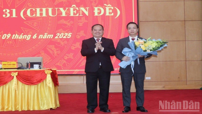 Bí thư Tỉnh ủy Cao Bằng Quản Minh Cường tặng hoa chúc mừng tân Chủ tịch Ủy ban nhân dân tỉnh Cao Bằng. ndo_br_z6686487030382-2b5af903b37d107cdaaa14362f978eab-4894.jpg