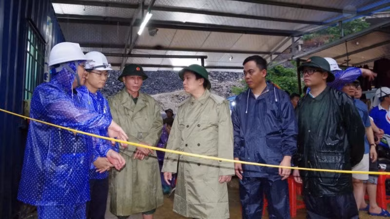 Chủ tịch Ủy ban nhân dân tỉnh Cao Bằng, Lê Hải Hòa (thứ 4 từ trái sang) kiểm tra, chỉ đạo công tác khắc phục hậu quả thiên tai tại xã Đức Long. (Ảnh: Báo Cao Bằng)