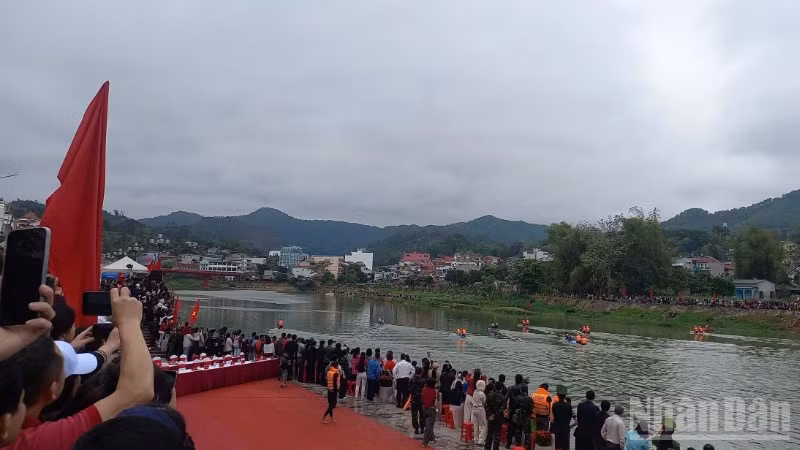 Giải đấu thu hút đông đảo khán giả đến theo dõi.