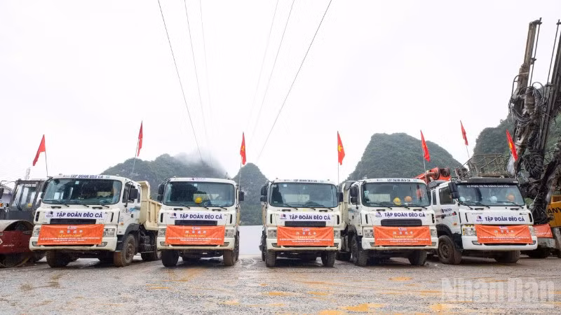 Phương tiện, thiết bị thi công dự án.