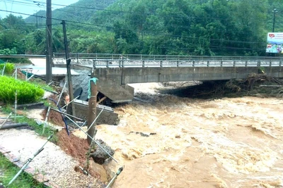 Cầu Phú Mậu, xã Khe Tre, trục chính đường 14B đã bị sụt mố cầu.