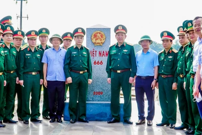 Đại tướng Phan Văn Giang, Ủy viên Bộ Chính trị, Bộ trưởng Quốc Phòng kiểm tra khu vực biên giới A Lưới 4.