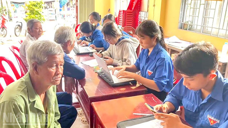 Đoàn thanh niên xã Long Phú Thuận, tỉnh Đồng Tháp hỗ trợ người dân thực hiện thủ tục hành chính lưu động. ndo_bl_longphuthuan.jpg