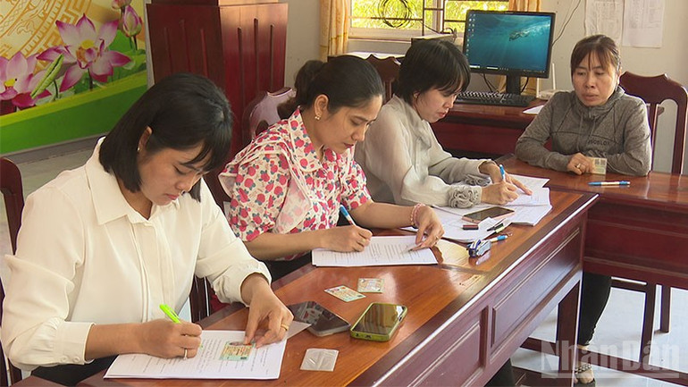Cán bộ, công chức phường Thường Lạc, tỉnh Đồng Tháp giải quyết thủ tục hành chính lưu động phục vụ người dân. ndo_br_thuonglac.jpg