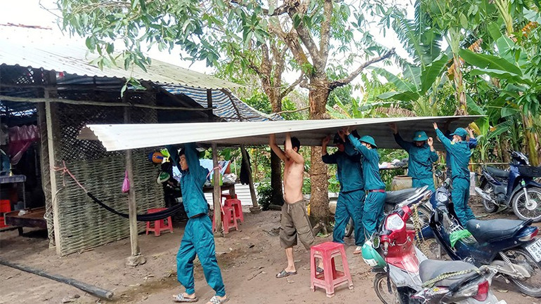 Dông lốc khiến nhiều nhà dân bị tốc mái. dongloc2.jpg