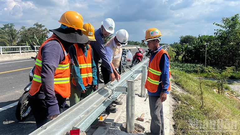 Lắp dựng hộ lan trên tuyến tránh Cao Lãnh. ndo_br_lapdat.jpg