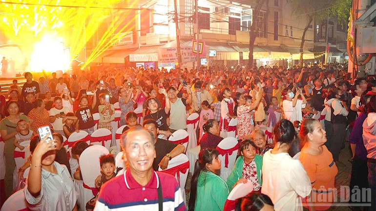Người dân xem bắn pháo hoa. ndo_br_legio1.jpg