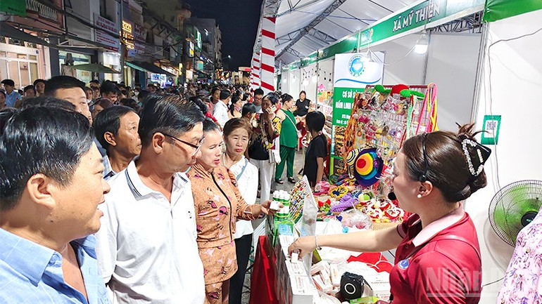 Không gian trưng bày, giới thiệu sản phẩm OCOP tại lễ hội. ndo_br_legio2.jpg