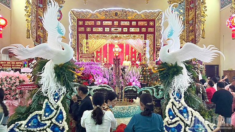 Người dân viếng Đền thờ Ông, bà Đỗ Công Tường. ndo_br_legio3.jpg