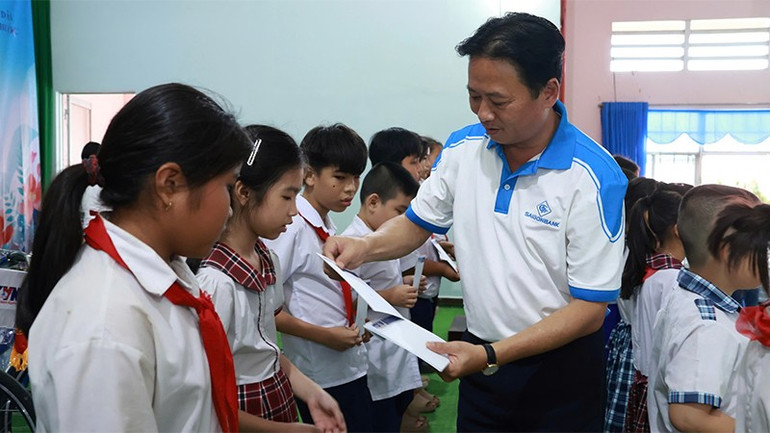 Đại diện Ban Tổ chức trao học bổng tặng học sinh. hb4.jpg