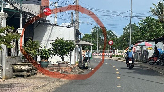 Đoạn vỉa hè đầu đường Đinh Bộ Lĩnh, thuộc phường Cao Lãnh bị lấn chiếm một thời gian dài (khoanh tròn). dinhbolinh.jpg