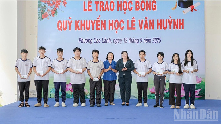 Ban Quản lý Quỹ khuyến học Lê Văn Huỳnh và lãnh đạo phường Cao Lãnh, tỉnh Đồng Tháp trao học bổng tặng học sinh. ndo_br_levanhuynh2.jpg