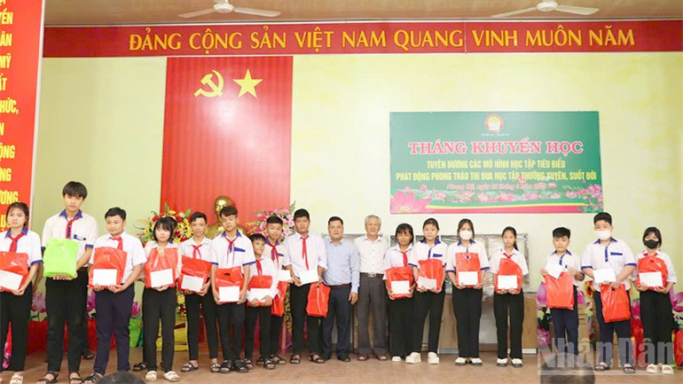 Trao học bổng, quà tặng học sinh xã Phong Mỹ, tỉnh Đồng Tháp. ndo_br_phongmy2.jpg
