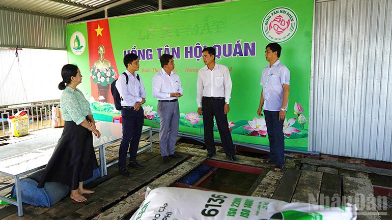 Đoàn công tác đến thực tế khu vực làng bè Bình Thạnh. ndo_br_binhthanh-2.jpg
