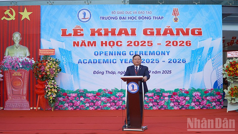 Phó Giáo sư, Tiến sĩ, Hiệu trưởng Trường Đại học Đồng Tháp Hồ Văn Thống phát biểu tại lễ khai giảng. ndo_br_dhdt3.jpg