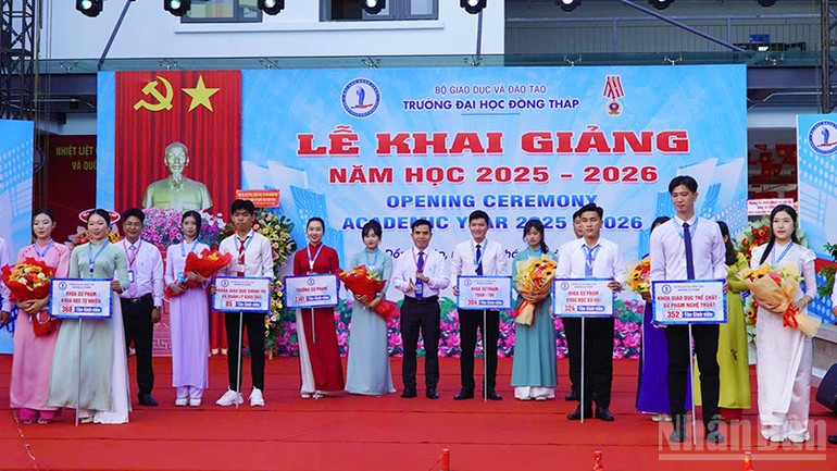 Nghi thức chào đón tân sinh viên khóa tuyển sinh năm 2025 của Trường Đại học Đồng Tháp. ndo_br_dhdt1.jpg