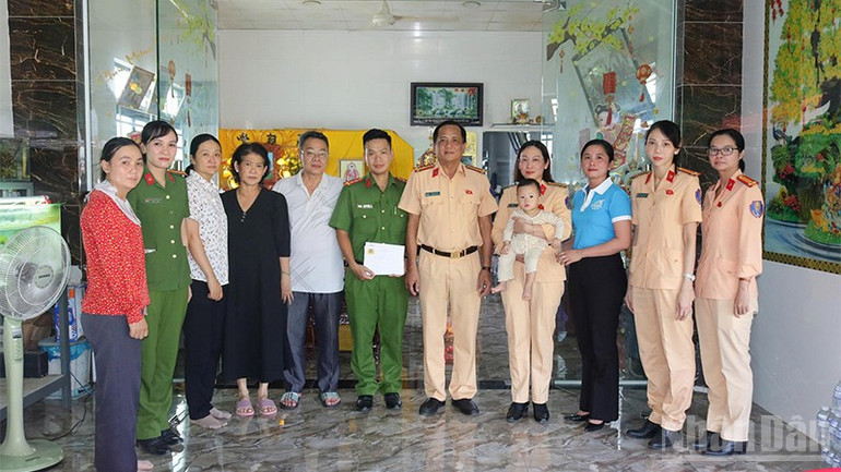Thượng tá Lê Văn Liệp (thứ 5 từ phải sang), Phó trưởng Phòng Cảnh sát giao thông Công an tỉnh Đồng Tháp trao tiền hỗ trợ. ndo_br_hotro-cbcs2.jpg