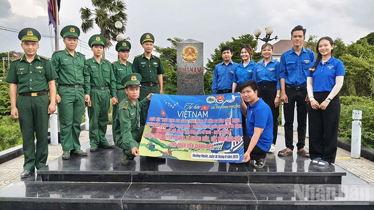 Xã đoàn Thường Phước tổ chức cho đoàn viên tham gia đến với cột mốc biên giới. ndo_br_thuongphuoc.jpg