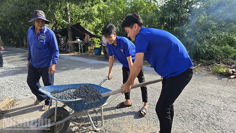 Xã đoàn Hiệp Đức tham gia xây dựng đường giao thông nông thôn. ndo_bl_hiepduc.jpg