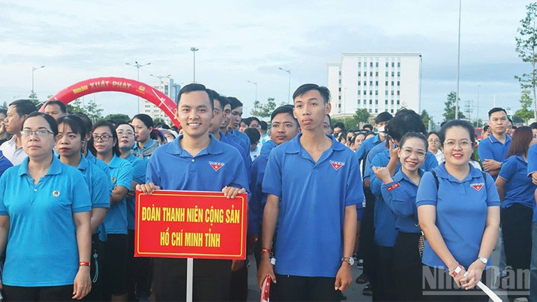 Tuổi trẻ Đồng Tháp tham gia hưởng ứng chương trình đi bộ “Cùng Việt Nam tiến bước” do Báo Nhân Dân phối hợp Bộ Công an tổ chức. ndo_br_tinhdoan-vntb.jpg