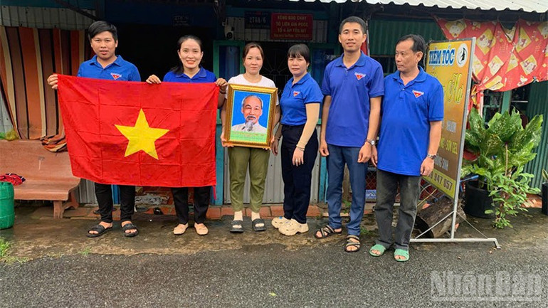 Xã đoàn Lai Vung trao tặng lá cờ Tổ quốc và ảnh Bác Hồ. ndo_br_laivung.jpg