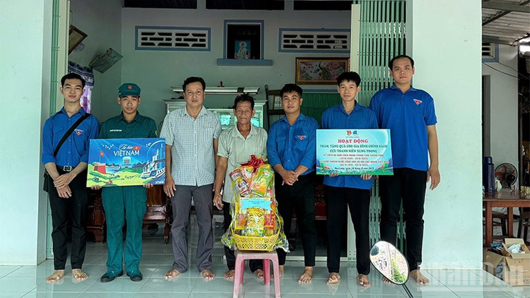 Xã đoàn Hòa Long thăm, tặng quà cho cựu thanh niên xung phong. ndo_br_hoalong.jpg
