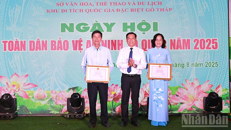 Khen thưởng cho tập thể và cá nhân có thành tích xuất sắc trong thực hiện phong trào thi đua “Ngày hội Toàn dân bảo vệ an ninh Tổ quốc”. ndo_br_ngayhoi2.jpg