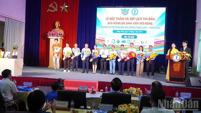 Phó Giáo sư, Tiến sĩ Hồ Văn Thống, Hiệu trưởng Trường đại học Đồng Tháp, trao tặng hoa cho các đơn vị tài trợ, đồng hành. ndo_br_dhdt-3.jpg