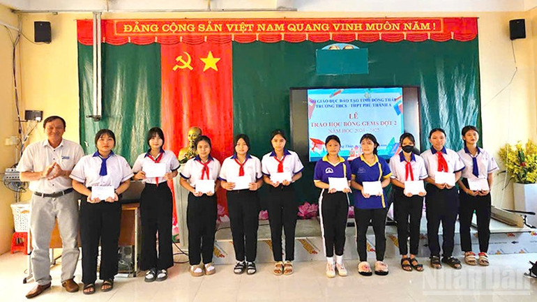 Thầy Phan Văn Trung, Hiệu trưởng Trường trung học cơ sở -trung học phổ thông Phú Thành A phát biểu cảm ơn nhà tài trợ. (Ảnh: VĂN THẨM) ndo_br_hocbong2.jpg