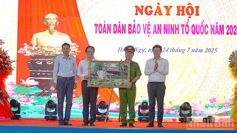 Ủy viên Trung ương Đảng, Bí thư Tỉnh ủy, Trưởng đoàn đại biểu Quốc hội tỉnh Đồng Tháp Lê Quốc Phong (bìa phải) trao quà lưu niệm tặng phường Hồng Ngự. ndo_br_antq1.jpg